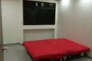 靠近地铁站。男女搭房. 