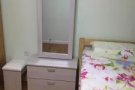 女皇镇有公寓式组屋单间出租，设施齐全，单人女性5月中旬即可入住。