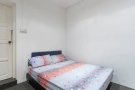 实龙岗排屋大单间出租，无中介费，近地铁和巴士站，紧邻游泳池