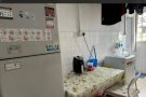 武吉班让大牌207有普通房和主人房出租，水电网冷气全包，可小煮，楼下有巴士，走路7分钟有轻轨可以去