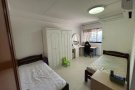 后港大牌530523主人房两人$1100，可夫妻、可情侣、或者两个男生，一人住$900，男四人间$450