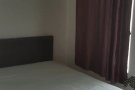 实龙岗地铁站商场5分钟，巴士站就在门口，半独立洋房，普通房出租一个人1250，空调家具齐全，水电费有自己的电表，每个礼拜
