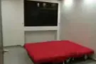 靠近地铁站。男女搭房. 