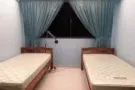 步行到Khatib 地铁站。大牌867 Yishun St 81。