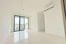 优诺斯（Eunos）的全新的三卧室公寓，朝向安静，带有封闭式厨房和储藏室。