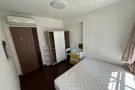 榜鹅普通间 一个月1200包水电网 每天工人拖地