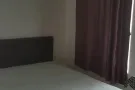 实龙岗地铁站商场5分钟，巴士站就在门口，半独立洋房，普通房出租一个人1200，空调家具齐全，水电费有自己的电表，每个礼拜