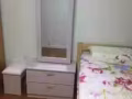 女皇镇有公寓式组屋单间出租，设施齐全，单人女性5月中旬即可入住。