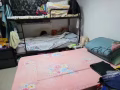 床位出租，租金400 要男生。一個房三個男生。有房東和貓狗。