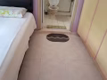 海軍部地鐵站附近有大主人房出租，整套屋住的人少安靜可煮飯水電費冷氣網絡全包，房租可商,房間通風非常好無阻擋.整套房子乾淨